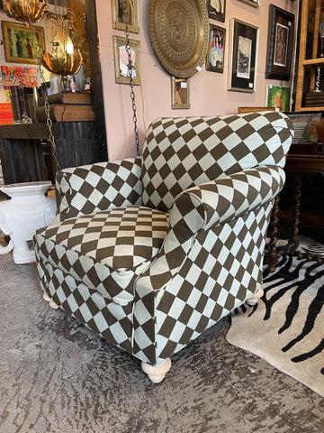 Vintage Pembroke Checkered Chair 34T34W38D