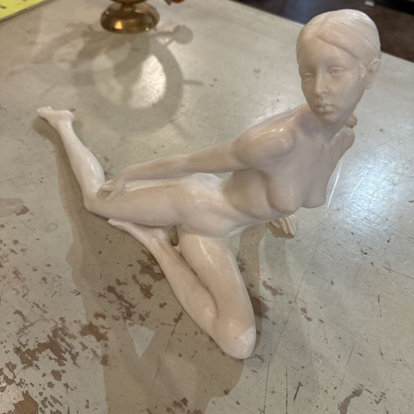 VINTAGE SITTING LADY 14X9