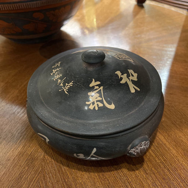 Fine Vintage Chinese Yixing clay pot. Signed