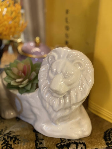 White lion planter