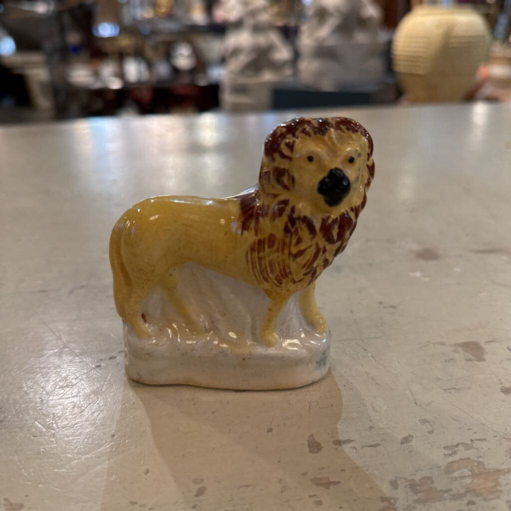 ANTIQUE STAFFORDSHIRE LION 4T