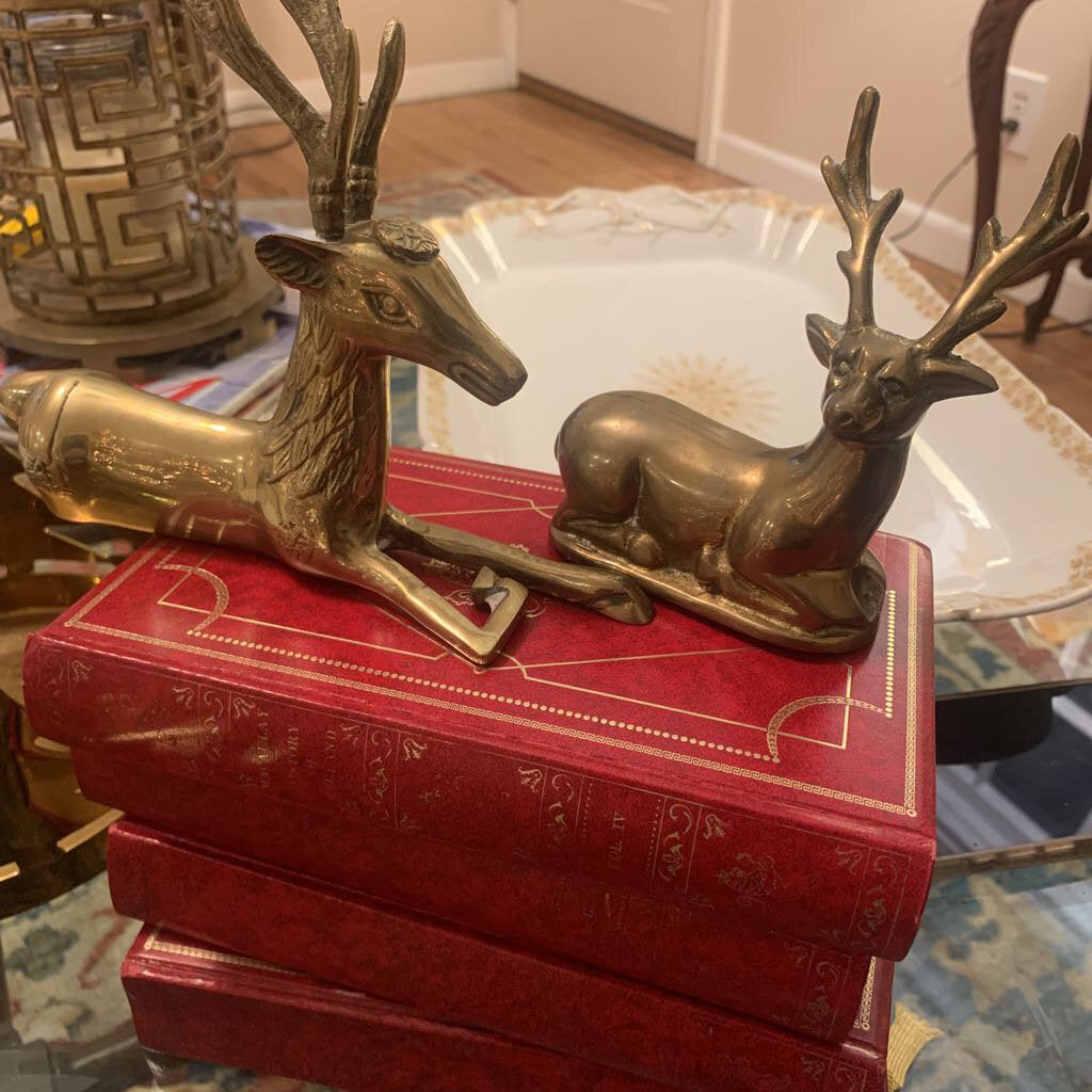 Set of resting brass deer