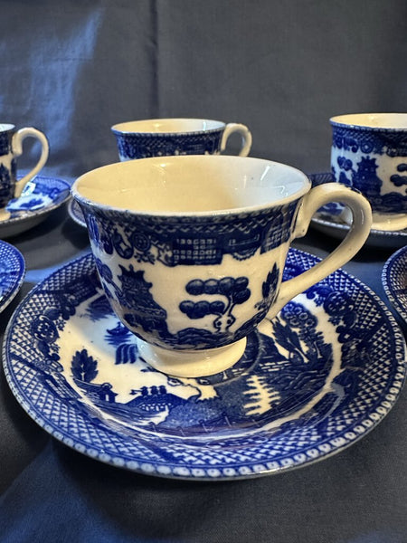 Set of 6 vintage blue willow cups and saucers