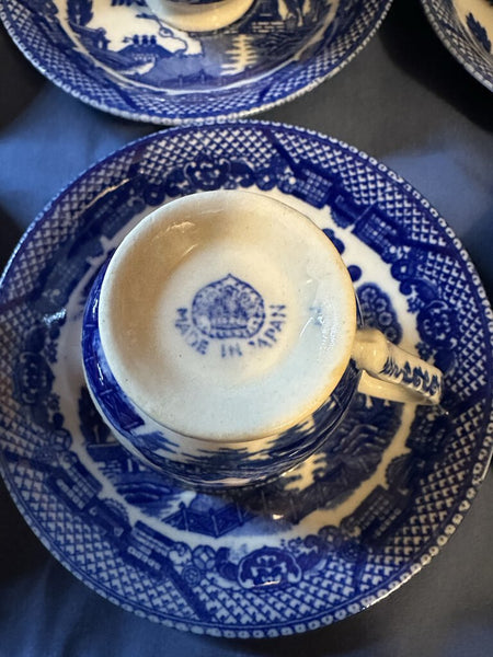 Set of 6 vintage blue willow cups and saucers