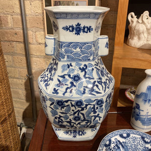 Chinese Blue and White porcelain vase 9x14