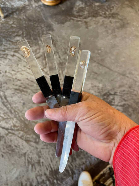 Set 4 ones lucite with pearl