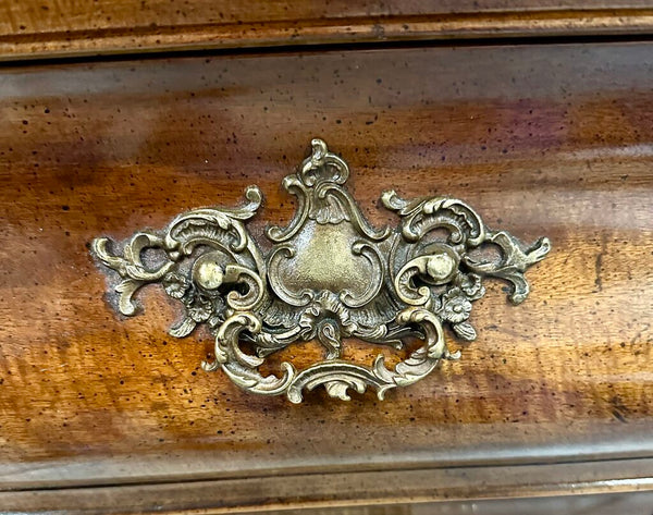 Henredon Louis XV Bombe Chest. Featuring a beautifully contoured silhouette with gracefully curved sides and a scalloped apron. For pick up only. 46.5x19.5x31.5