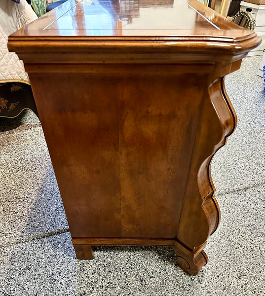 Henredon Louis XV Bombe Chest. Featuring a beautifully contoured silhouette with gracefully curved sides and a scalloped apron. For pick up only. 46.5x19.5x31.5