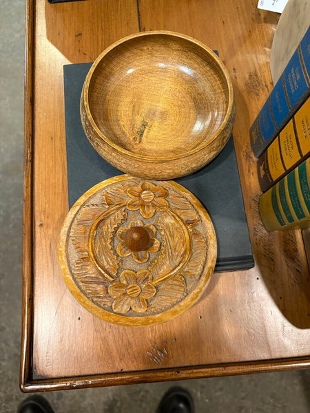 VINTAGE CARVED WOOD LIDDED TRINKET BOWL WITH FLORAL MOTIF | 3.75"H X 5.5"W