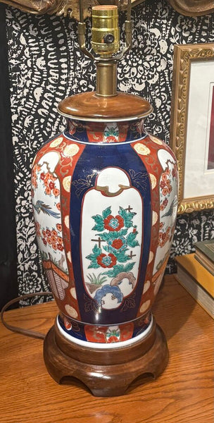 VINTAGE FREDERICK COOPER IMARI STYLE CERAMIC LAMP W/WOODEN BASE AND TOP, IN WORKING ORDER W/3 WAY SWITCH | 19"H (SOCKET) X 7.5"W
