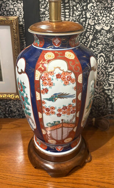 VINTAGE FREDERICK COOPER IMARI STYLE CERAMIC LAMP W/WOODEN BASE AND TOP, IN WORKING ORDER W/3 WAY SWITCH | 19"H (SOCKET) X 7.5"W