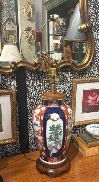VINTAGE FREDERICK COOPER IMARI STYLE CERAMIC LAMP W/WOODEN BASE AND TOP, IN WORKING ORDER W/3 WAY SWITCH | 19"H (SOCKET) X 7.5"W