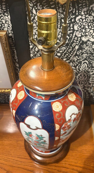 VINTAGE FREDERICK COOPER IMARI STYLE CERAMIC LAMP W/WOODEN BASE AND TOP, IN WORKING ORDER W/3 WAY SWITCH | 19"H (SOCKET) X 7.5"W