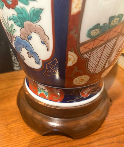 VINTAGE FREDERICK COOPER IMARI STYLE CERAMIC LAMP W/WOODEN BASE AND TOP, IN WORKING ORDER W/3 WAY SWITCH | 19"H (SOCKET) X 7.5"W