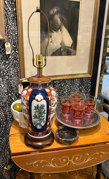 VINTAGE FREDERICK COOPER IMARI STYLE CERAMIC LAMP W/WOODEN BASE AND TOP, IN WORKING ORDER W/3 WAY SWITCH | 19"H (SOCKET) X 7.5"W