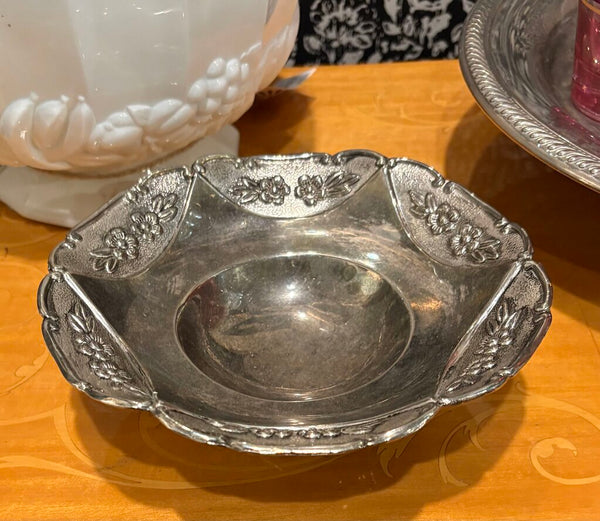 VINTAGE SILVER PLATE SCALLOPED FOOTED BOWL W/FLORAL MOTIF | 6.75W X 2"H
