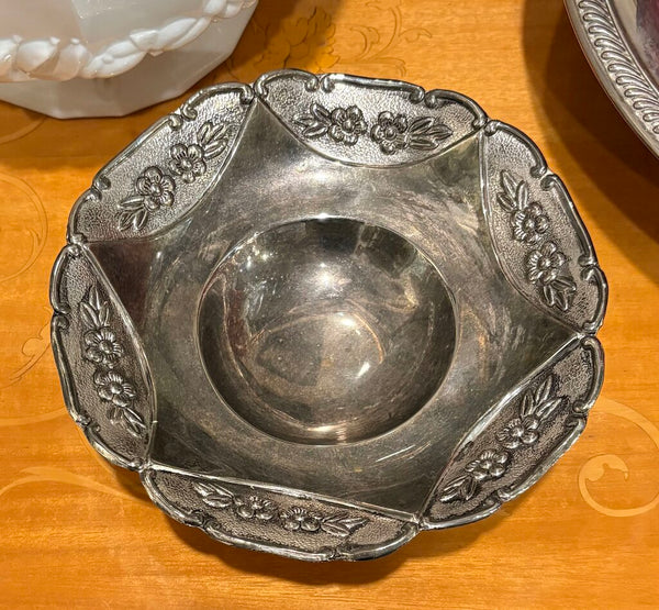 VINTAGE SILVER PLATE SCALLOPED FOOTED BOWL W/FLORAL MOTIF | 6.75W X 2"H