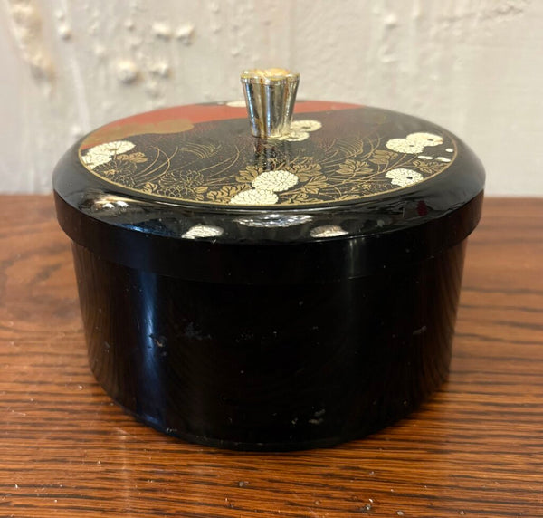 MID CENTURY JAPANESE TRINKET BOX W/CHINOISERIE FLORAL LID | 4"H X 5"W