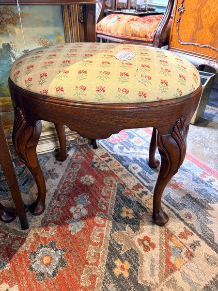 Hickory Chair Georgian styler carved mahogany bench/stool for pick up only approx 20x21w x17d