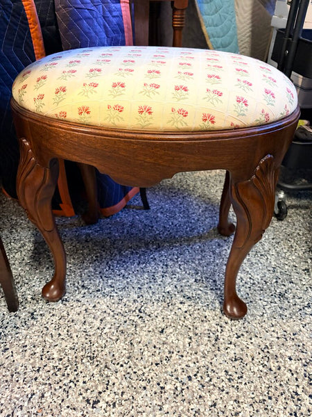Hickory Chair Georgian styler carved mahogany bench/stool for pick up only approx 20x21w x17d