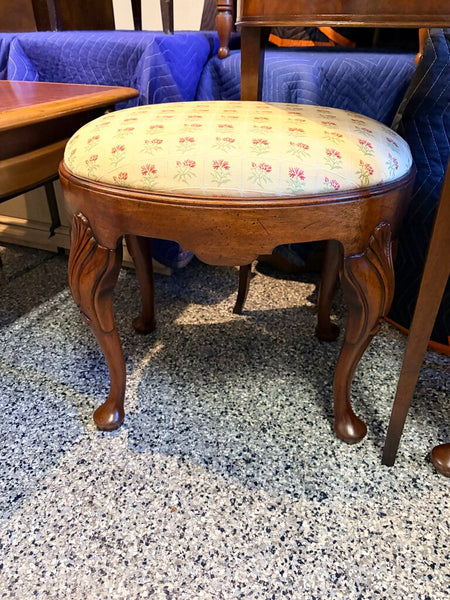 Hickory Chair Georgian styler carved mahogany bench/stool for pick up only approx 20x21w x17d