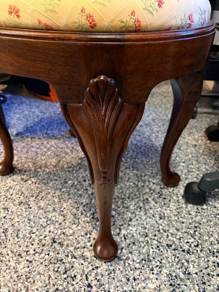 Hickory Chair Georgian styler carved mahogany bench/stool for pick up only approx 20x21w x17d