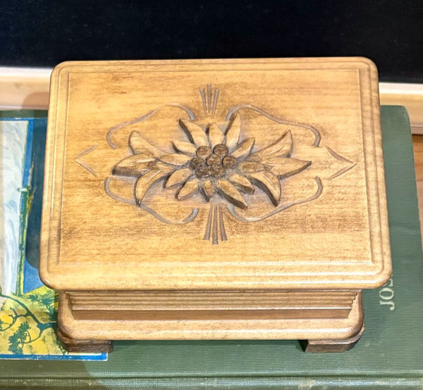 VINTAGE SWISS CARVED WOOD MUSIC BOX W/FLORAL MOTIF PLAYS "LE VIEUX CHALET" A SWISS FOLK SONG