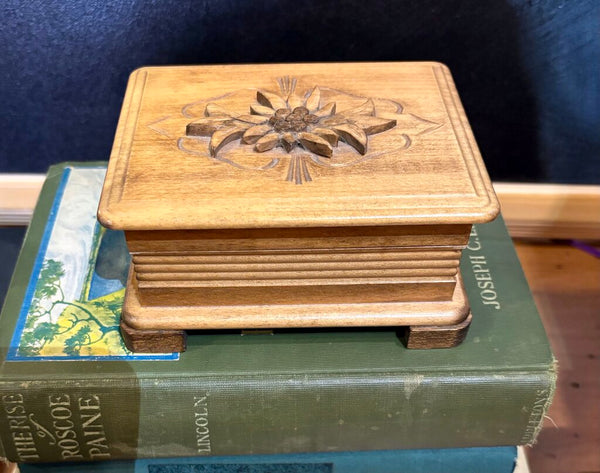 VINTAGE SWISS CARVED WOOD MUSIC BOX W/FLORAL MOTIF PLAYS "LE VIEUX CHALET" A SWISS FOLK SONG