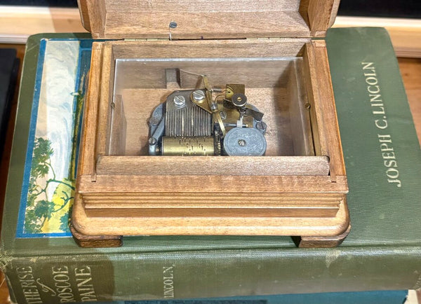VINTAGE SWISS CARVED WOOD MUSIC BOX W/FLORAL MOTIF PLAYS "LE VIEUX CHALET" A SWISS FOLK SONG