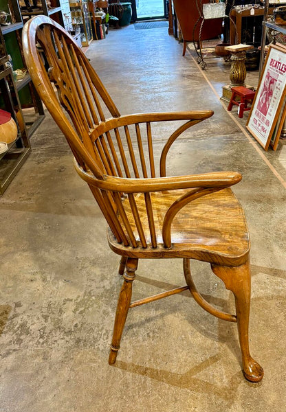 ENGLISH WINDSOR ARM CHAIR WITH ORNATE BACK & CABRIOLE LEGS MARKED MADE IN ENGLAND | 41"H X 26"W X 17"D