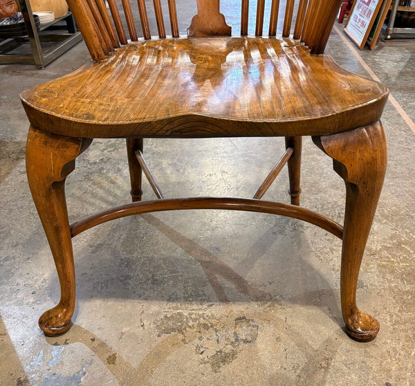 ENGLISH WINDSOR ARM CHAIR WITH ORNATE BACK & CABRIOLE LEGS MARKED MADE IN ENGLAND | 41"H X 26"W X 17"D