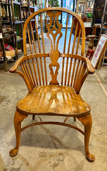 ENGLISH WINDSOR ARM CHAIR WITH ORNATE BACK & CABRIOLE LEGS MARKED MADE IN ENGLAND | 41"H X 26"W X 17"D