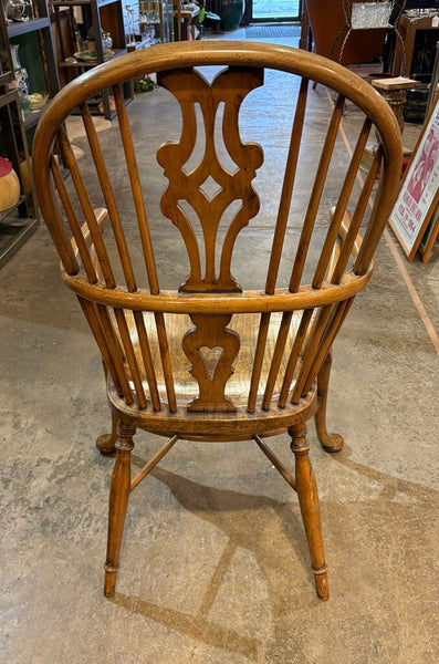 ENGLISH WINDSOR ARM CHAIR WITH ORNATE BACK & CABRIOLE LEGS MARKED MADE IN ENGLAND | 41"H X 26"W X 17"D