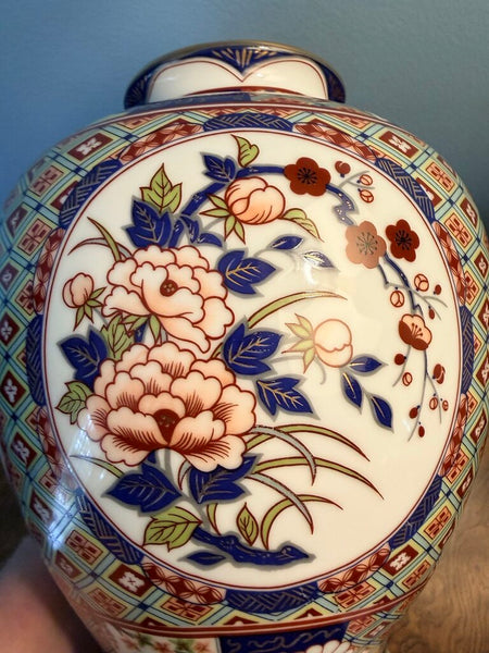 Vintage Japanese Imariware porcelain vase 9.5t x7.5