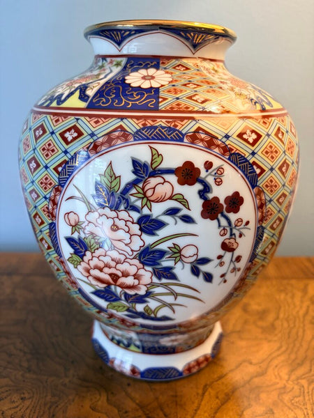 Vintage Japanese Imariware porcelain vase 9.5t x7.5