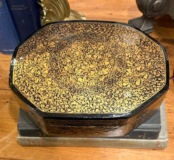 ORNATE GOLD & BLACK VINTAGE LACQUERED BOX WITH LID | 8.75"W X 3.75"H