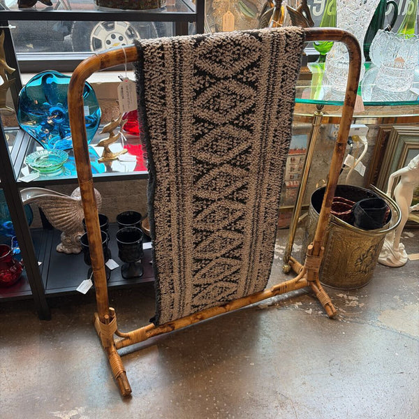 Vintage bamboo quilt stand approx 36t x31w for pick up only