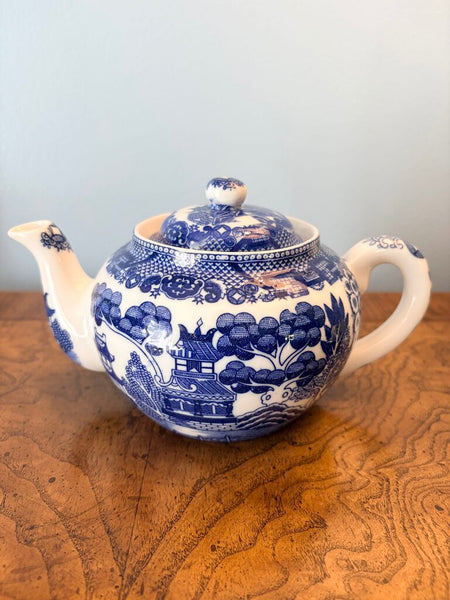 Vintage blue Willow teapot