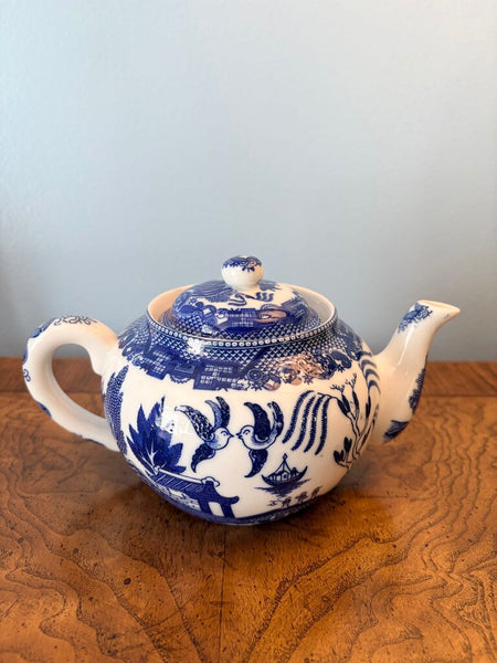 Vintage blue Willow teapot