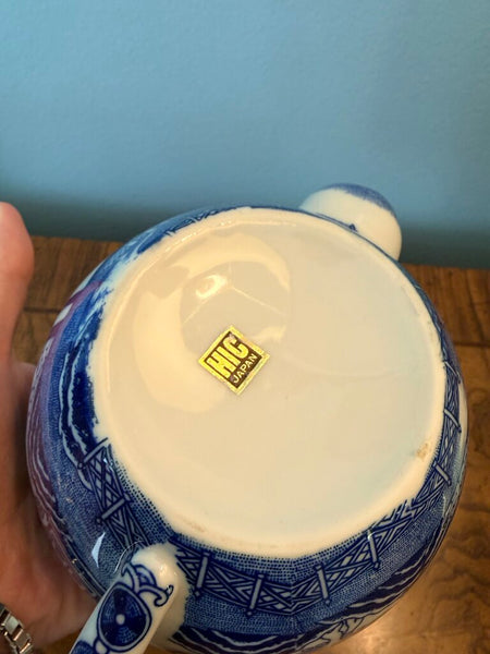 Vintage blue Willow teapot