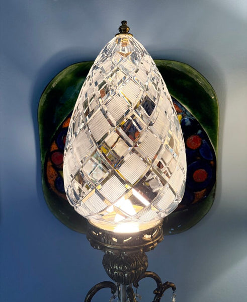 Vintage Hollywood Regency cherub table lamp featuring a diamond cut shade, prisms and a footed marble base. For pick up only approx 33t