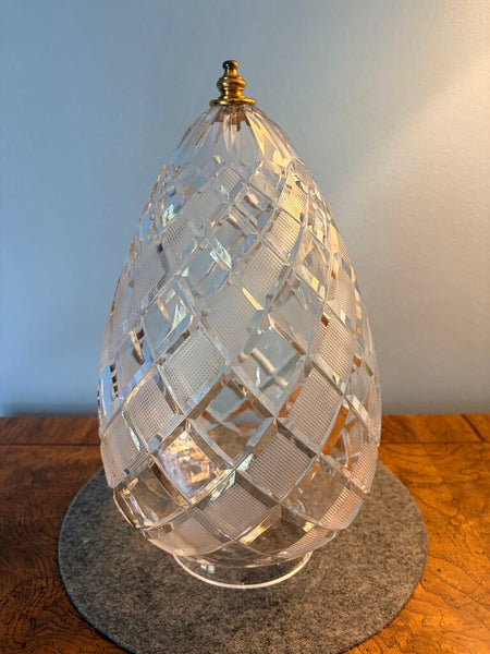 Vintage Hollywood Regency cherub table lamp featuring a diamond cut shade, prisms and a footed marble base. For pick up only approx 33t