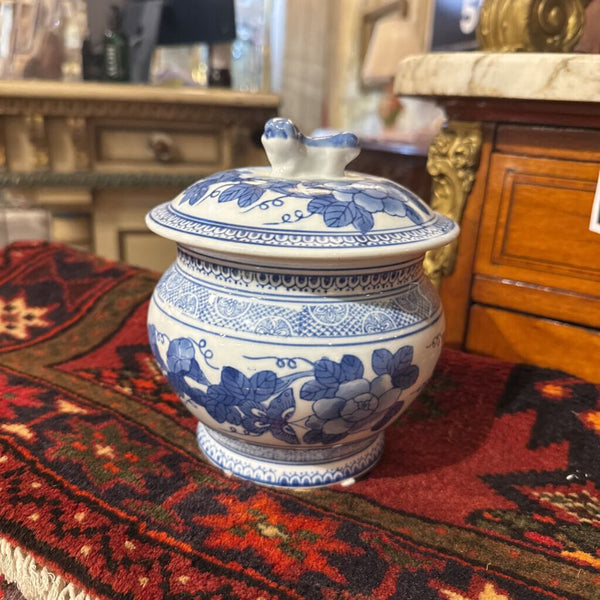 BLUE AND WHITE FOO DOG JAR 8X8