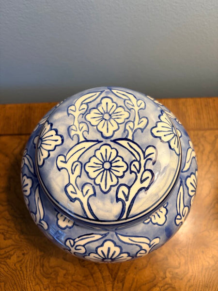 Blue and white covered urn 6x7