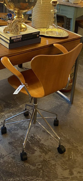 Fritz Hansen for knoll desk chair -as found with surface imperfections
